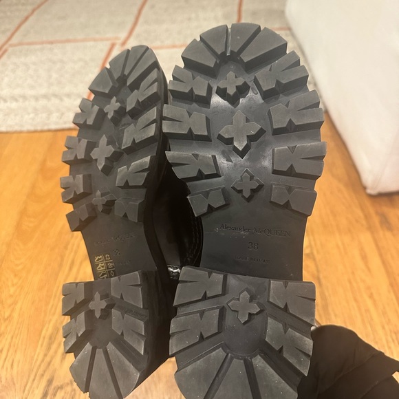 Alexander McQueen Women’s Wander Chelsea Boots - Picture 6 of 7